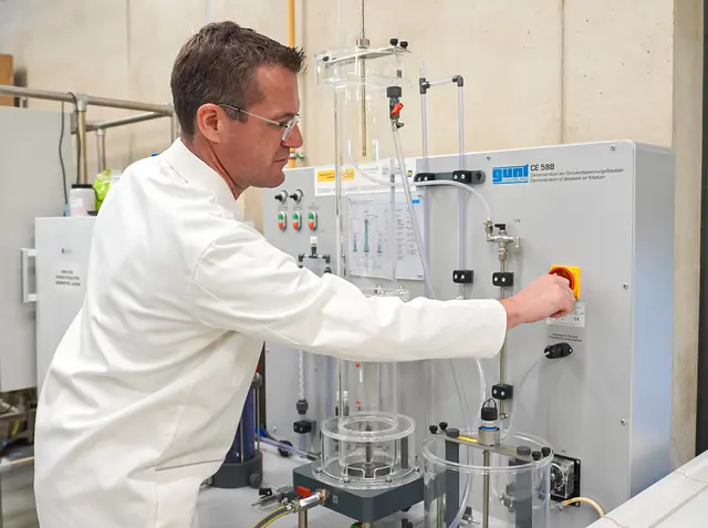Eine Bachelorarbeit am Campus Wieselburg der Fachhochschule Wiener Neustadt zeigt am Beispiel der Lebensmittelproduktion, wie sich bislang wenig genutzte Reststoffströme aufbereiten und Wasser zurückgewinnen lassen.
 | Foto: Fachhochschule Wiener Neustadt/Campus Wieselburg