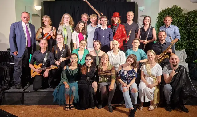 Darstellerinnen, Darsteller, Musikerinnen und Musiker mit Ehrengästen | Foto: Hogl