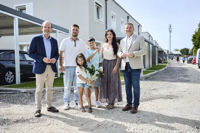 Bernhard Baier (OÖ Wohnbau Geschäftsführer) mit Familie Qellopek und Bürgermeister Christian Partoll (Ansfelden).
 | Foto: OÖ Wohnbau/Peter Mayr
