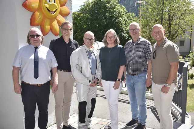 V. li.: Heimleiter Helmut Ehrenreich, Bürgermeister Wolfgang Pfeifenberger (Tamsweg), Landesrat Wolfgang Fürweger, Pflegedienstleiterin Petra Seidl, Landtagsabgeordneter Karl Zallinger und Landtagsabgeordneter Vizebürgermeister Eduard Egger (Tamsweg). (Tamsweg, 28.7.2026) | Foto: Land Salzburg/Neumayr