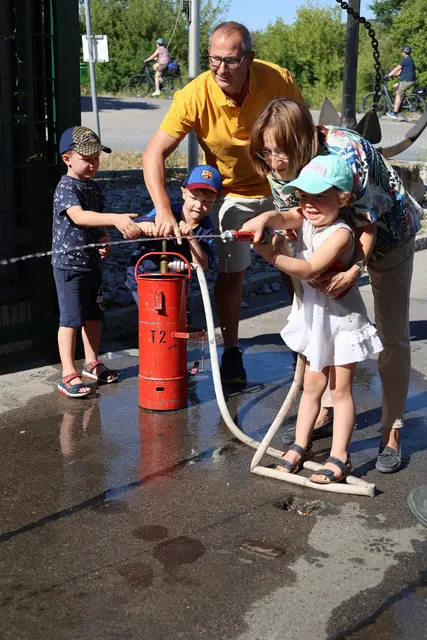 Das 40. Ferienspiel bietet Abwechslung und actionreiche Stationen, wie hier Mitte August bei der Feuerwehr Klosterneuburg. | Foto: Stadt Klosterneuburg / Lutz