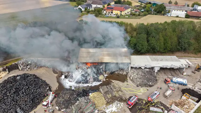 Abfallbrand in Unternehmen: massive Rauchentwicklung über St. Pantaleon | Foto: Team Fotokerschi / Werner Kerschbaummayr