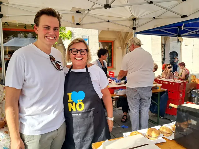 Moritz und Bettina Mittermann mit den Leberkässemmeln. | Foto: Binder