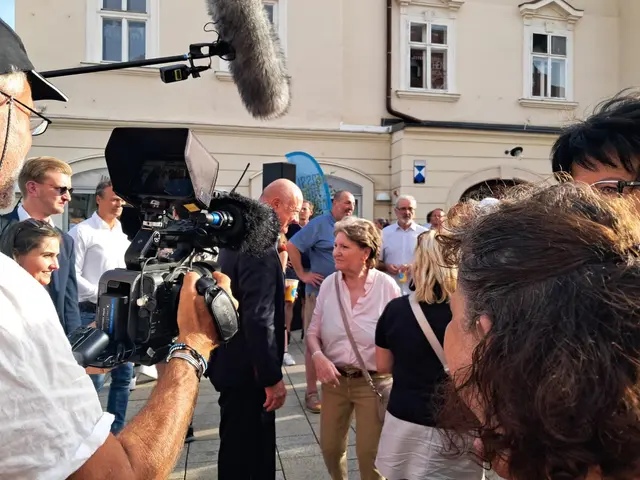 Erika Buchinger begrüßte Christian Stocker. | Foto: Binder
