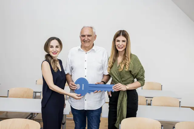 Gruppenfoto mit Riesenschlüssel