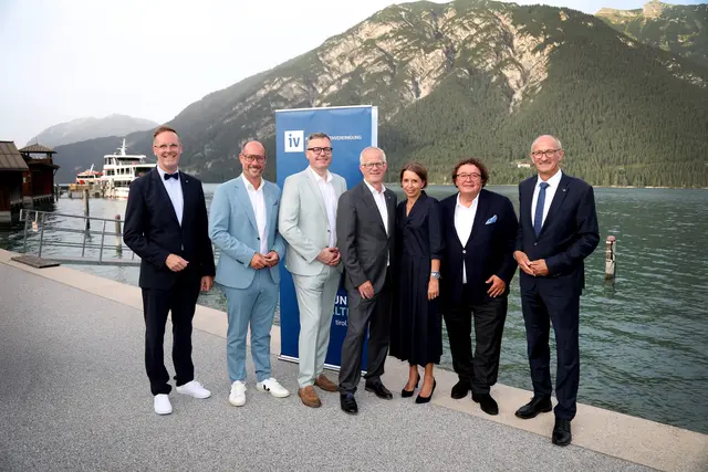 Die Vertreter der Tiroler Industrie trafen sich mit Spitzenpolitikern des Landes am Achensee.  | Foto: IV 