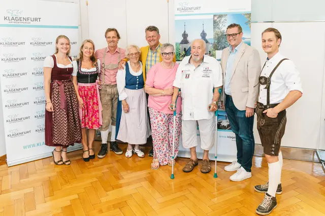 Doppelten Dank und Anerkennung für die Urlaubsgäste und ihren Beherbergungsbetrieb: Hanna, Carmen und Chef Andreas Poscheschnik, Seniorchefin Emilia Poscheschnik, Bürgermeister Christian Scheider, Malis und Peter Häuser, Tourismusstadtrat Julian Geier und David Poscheschnik. | Foto: StadtKommunikation/Zangerle