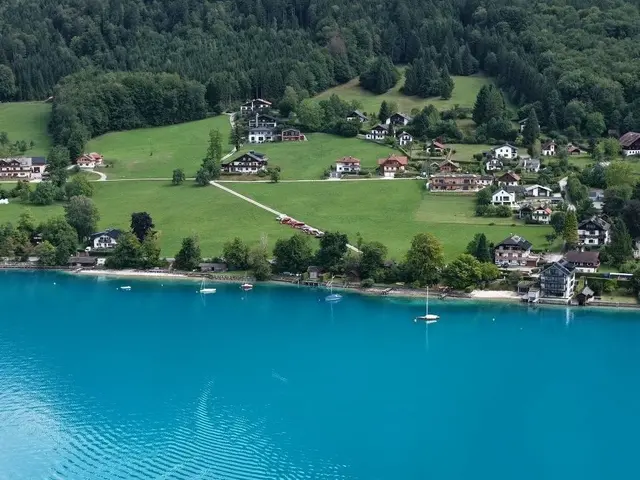 Das Kleinflugzeug stürzte bei Steinbach am Attersee in den See und ging sofort unter. | Foto: fotokerschi.at/Matthias Kaltenleitner
