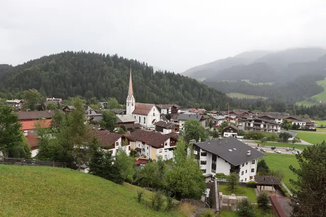 In Scheffau gibt es seit Ende März keinen Nahversorger mehr. Das soll sich bald ändern.  | Foto: Martina Obertimpfler 
