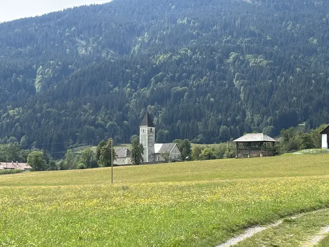 Die Kirche in Weißbriach hat einen schiefen Turm. | Foto: MeinBezirk/Stella Sabitzer
