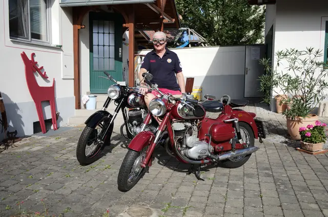 Stolz auf seine beiden Garagen-Schätze: Der Ternitzer Vizebürgermeister Peter Spicker. | Foto: Santrucek