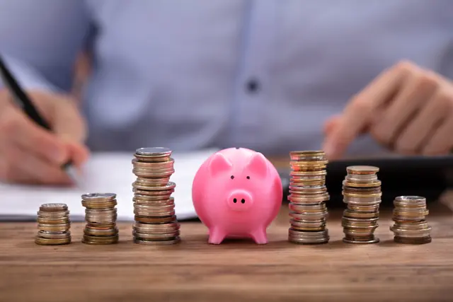 Wer im gesamten Kalenderjahr weniger als 12.000 Euro verdient, muss grundsätzlich keine Lohnsteuer zahlen. Wurde dennoch Lohnsteuer abgezogen, kann diese über die Arbeitnehmerveranlagung beziehungsweise den Lohnsteuerausgleich zurückgeholt werden. (Symbolbild) | Foto: smarterpix
