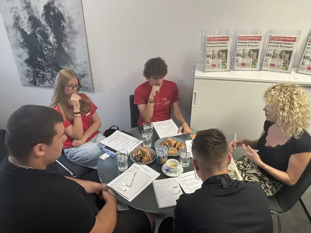 Guliano, Rebekka, Valentin und Simon bei der Redaktionssitzung mit MeinBezirk-Redakteurin Barbara Ebner. | Foto: MeinBezirk