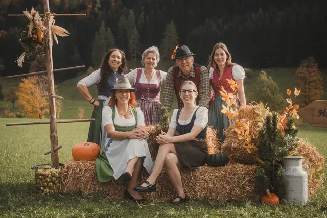 Heuer findet zum sechsten Mal die Oberwenger Hofroas statt, erstmals unter der Federführung von Martina Frühwald und Juliane Gösweiner (vorne). | Foto: Sarah Kreutzhuber