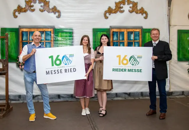 Messedirektor Helmut Slezak, Tina Schabetsberger, Simone Waitz (beide Marketing Messe Ried) und Messepräsident Martin Wintersberger präsentieren die neuen Logos für das Jubiläumsjahr.