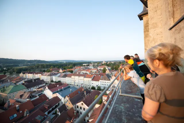 Mit Austria Guide Susanne Urferer geht es diesmal auf den Kirchturm. | Foto: Quellenviertel
