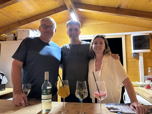 Ortsvorsteher Roman Heiden, Obmann Marvin Schwächerl und Susi Reither in der Weinbar. | Foto: Alexandra Goll