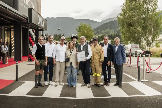 Feierliche Überreichung des Spendenschecks an die Freiwillige Feuerwehr. | Foto: Outlet Center Eben