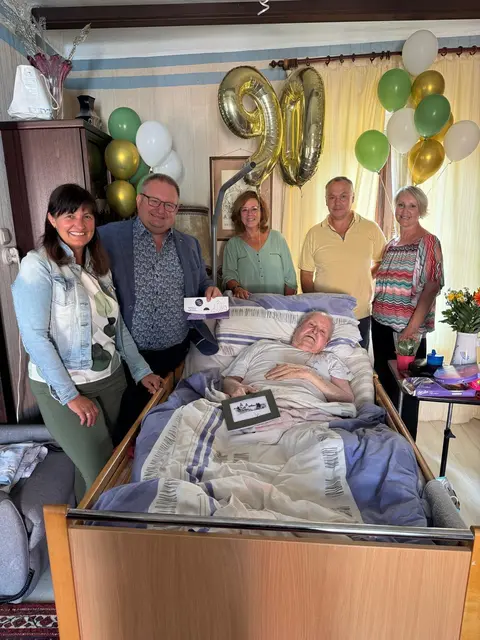 Zum 90. Geburtstag: Bürgermeister Franz Kloiber und die Gratulanten gratulierten Franz Arocker herzlich zu seinem besonderen Jubiläum und feierten gemeinsam mit ihm und seiner Familie. | Foto: Stadtgemeinde Maissau