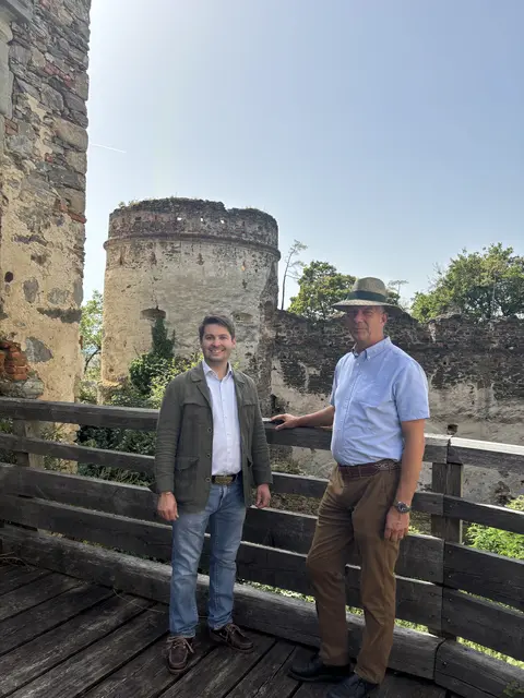  Felix und Zeno Montecuccoli auf der Burgruine Hohenegg. | Foto: Martina Schweller