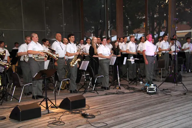 Das Konzert der Militärmusik Burgenland brachte der ehemalige Kapellmeister Hans Miertl in den Kurort - heuer durfte Bürgermeister Stefan Laimer Hanz Kausz und seinen Klangkörper zum 23. Konzert am Kulturhauptplatz Bad Tatzmannsdorf begrüßen.  | Foto: Peter Seper
