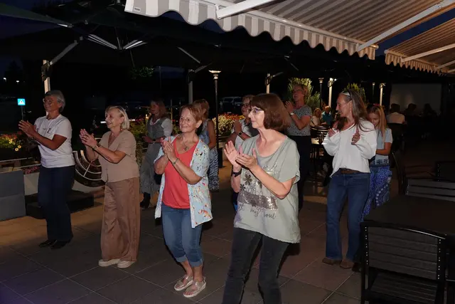 Auf der Kulturhausterrasse wurde eifrig Line Dance getanzt. | Foto: MeinBezirk/Michael Blinzer