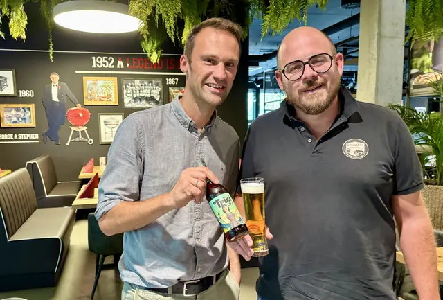 Michael Pointner (rechts, Genuss &amp; Co GmbH) und Stefan Baumgartner (links, Brauunion Österreich) im neuen Genuss &amp; Co Bistro an der Welser Straße 33 in Marchtrenk. | Foto: MeinBezirk