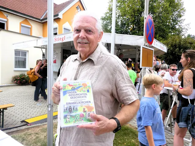 Vereinsobmann Toni Ithaler  stellte sein jüngstes Buch beim Dorffest vor