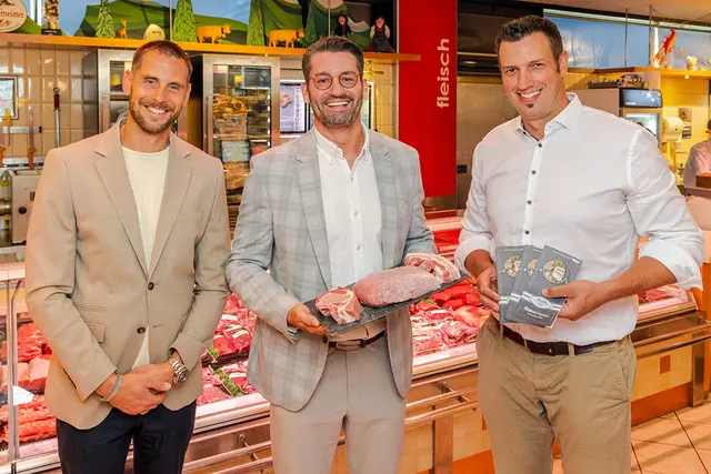 v.l.: Matthias Pöschl (GF Agrarmarketing Tirol), Fabian Kolosz (GF Hörtnagl) und Michael Wurzrainer (Rinderzucht Tirol) freuen sich über den Saisonauftakt des „Qualität Tirol“ Almschwein | Foto: AMTirol, Krapf