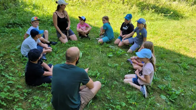 Michael Oberbramberger und Stefanie Zindler zeigen den jungen Waldläufern, wie spannend die Natur sein kann. | Foto: Ferienprogrammteam Verena Grasberger