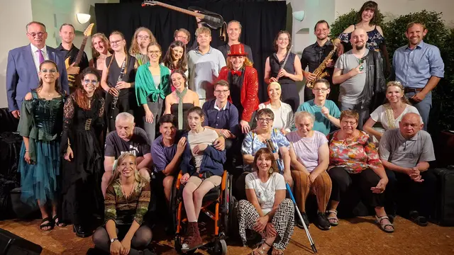 Darstellerinnen, Darsteller, Musikerinnen und Musiker mit Ehrengästen und Vertretern vom Verein Sonnendach | Foto: Hogl