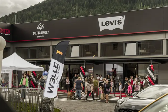 Großer Andrang bei der Eröffnungsfeier in Eben. | Foto: Outlet Center Eben