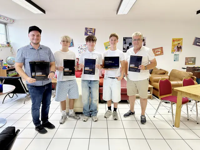 Noah Schuldner, Raphael Gratz und Daniel Linzner von "Marchtrenk Connect" (alle drei Bildmitte v.l.n.r.) überreichten Bürgermeister Paul Mahr (rechts) und Jugendstadtrat Bernhard Stegh (links) ihren ausgearbeiteten Jugendbericht mit 35 Wünschen für Marchtrenk.
 | Foto: Stadtgemeinde Marchtrenk