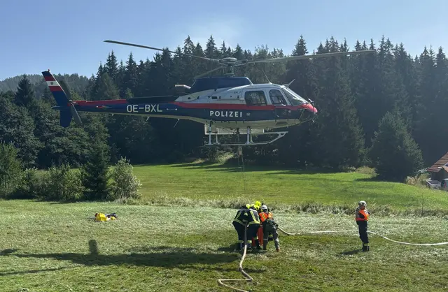 Polizeihubschrauber untersützt bei den Löscharbeiten. | Foto: Polizei Kärnten