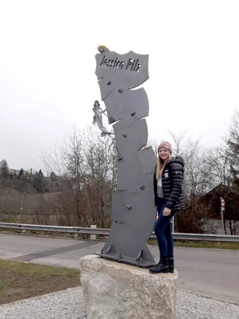 Im Dezember 2019 trifft Kletter-Weltmeisterin Jessica Pilz erstmals auf "ihre" Skulptur in Haag, gestaltet vom Haager Kunstschmied Franz Illich-Edlinger. | Foto: Illich-Edlinger