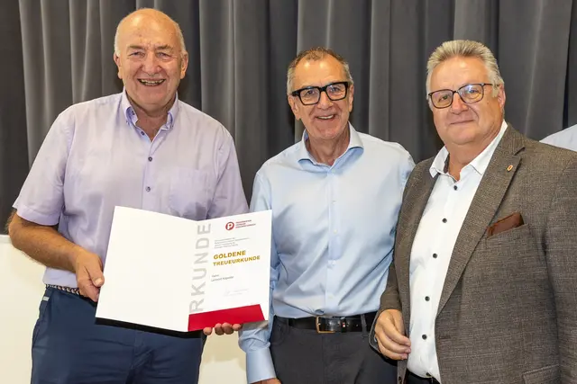 Der wiedergewählte Bezirksobmann Leopold Kapeller (l.) bei der Ehrung durch Rupert Dworak und Michael Preissl (r.) | Foto: PV Waidhofen/Thaya