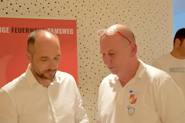 Bezirksfeuerwehrkommandant OBI Leonhard Ernst mit Projektleiter Krisztián Birós. | Foto: meinbezirk lungau/pongau