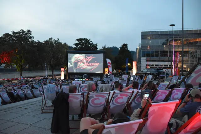 Kinobesucher erwartete am Donnerstag "volles Haus" beim Silent Cinema am Fischergries in Kufstein.  | Foto: Barbara Fluckinger