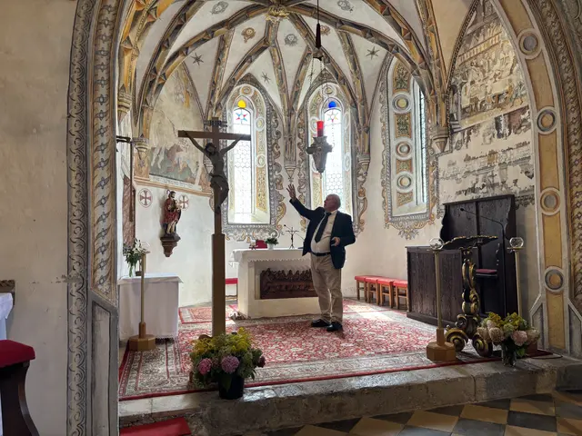 Stefaan Missinne gibt einen Einblick in die Geschichte der Kirche. | Foto: MeinBezirk/Stella Sabitzer