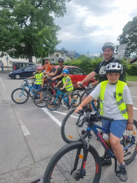 Die neue Radkarte im Talkessel Reutte gibt einen Überblick über sichere Radrouten und soll Kinder und Erwachsene ermutigen, häufiger mit dem Rad zu fahren. | Foto: Fahrradschule ProPedal