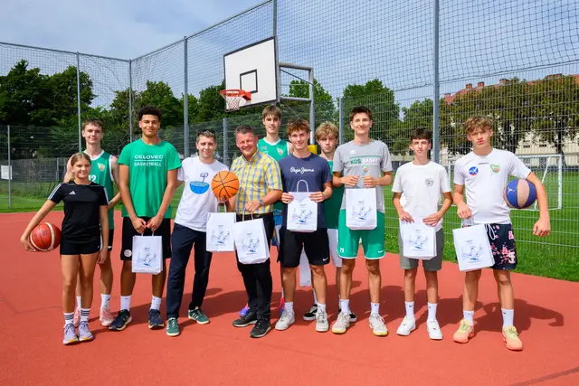 Bürgermeister Christian Scheider gemeinsam mit den Basketballspielern vor Ort am Koschatplatz. | Foto: StadtKommunikation/Hude