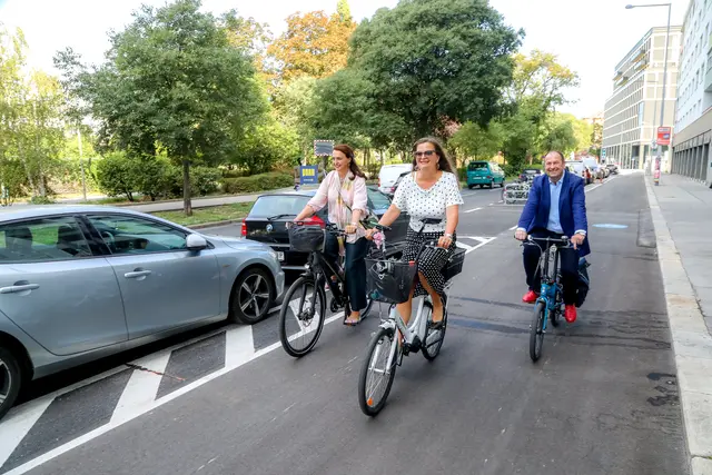 v.l.: Neos-Klubvorsitzende Selma Arapovic, Mobilitätsstadträtin Ulli Sima und Bezirksvorsteher Alexander Nikolai (beide SPÖ) testeten den neuen Radweg in der Oberen Donaustraße.  | Foto: Stadt Wien/Christian Fürthner
