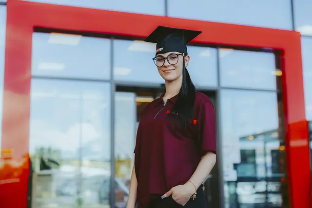 Lehre nach der Matura bietet Maturant:innen eine 2-jährige Ausbildung mit Auslandspraktikum, Top-Gehalt und echten Karrierechancen.  | Foto: SPAR/David Schreiber