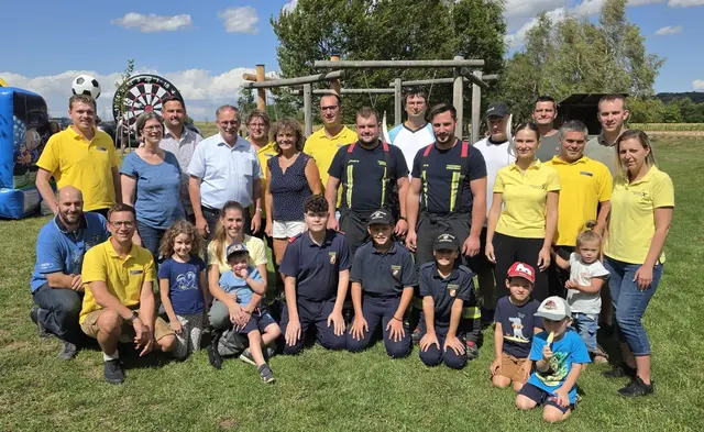Organisatorinnen, Organisatoren, Kinder und Ehrengäste  | Foto: Hogl