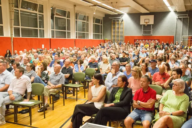 Die Infoveranstaltung zur geplanten Baurestmassendeponie stieß auf großes Interesse.  | Foto: Lebenswerte Zukunft Weibern-Aistersheim