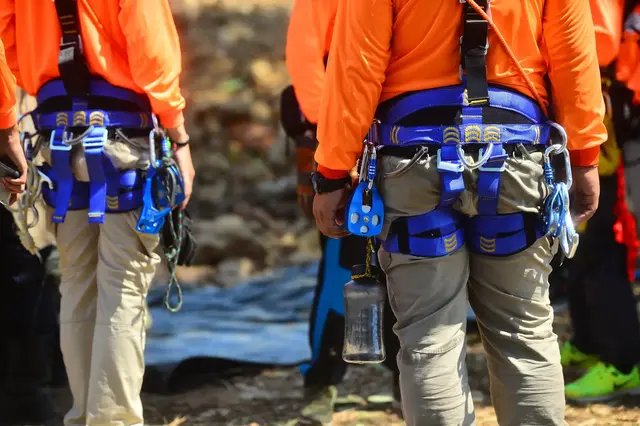 Zufällig anwesende Alpinpolizisten aus Kirchdorf unterstützten das Team des Notarzthubschraubers bei der Bergung der verletzten Frau. | Foto: PantherMedia / sandyman (Symbolfoto)