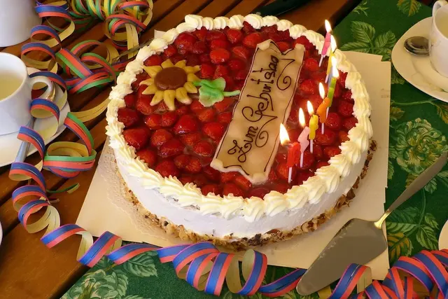 Gemeinsam Geburtstag feiern mit einer Geburtstagstorte. | Foto: pixabay