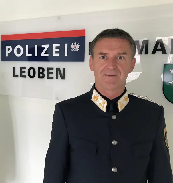 Die Polizei Leoben führt zahlreiche Schwerpunktaktionen an den Schulen für die Sicherheit des Nachwuchses im Straßenverkehr durch, wie Erwin Buchacher, Verkehrsreferent des Stadt- und Bezirkspolizeikommandos Leoben, mitteilt. Vor dem neuen BZ Fröbelgasse werden auch die Schutzwege durch die Polizei gesichert.  | Foto: E. Buchacher