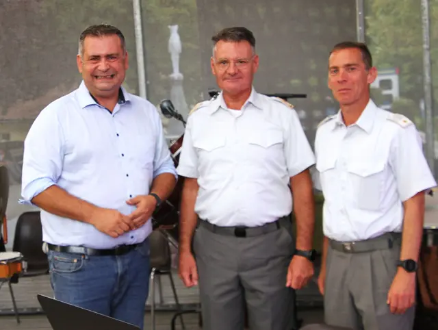 Bürgermeister Stefan Laimer begrüßte Kapellmeister Hans Kausz zum 23. Konzert der Militärmusik in Bad Tatzmannsdorf. | Foto: Peter Seper