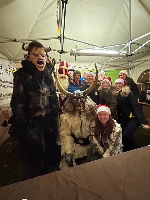 Punschstand der Landjugend Klosterneuburg mit Besuch von Nikolo und Krampussen 2025. | Foto: Landjugend Klosterneuburg